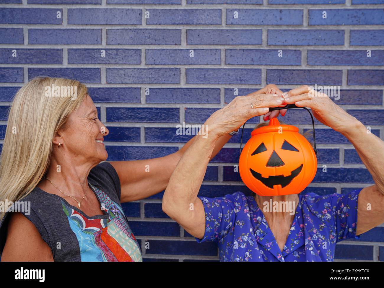 Madre e figlia ridono e si divertono con i costumi di Halloween Foto Stock