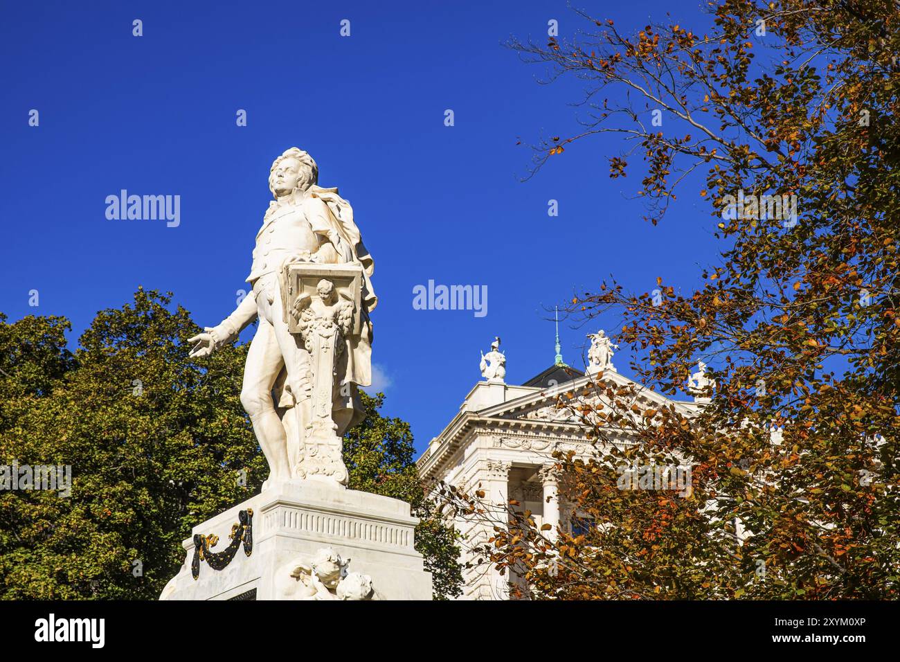 Monumento di Mozart nel Burggarten, dietro la facciata della Casa della storia austriaca, Burggarten, Vienna, Austria, Europa Foto Stock