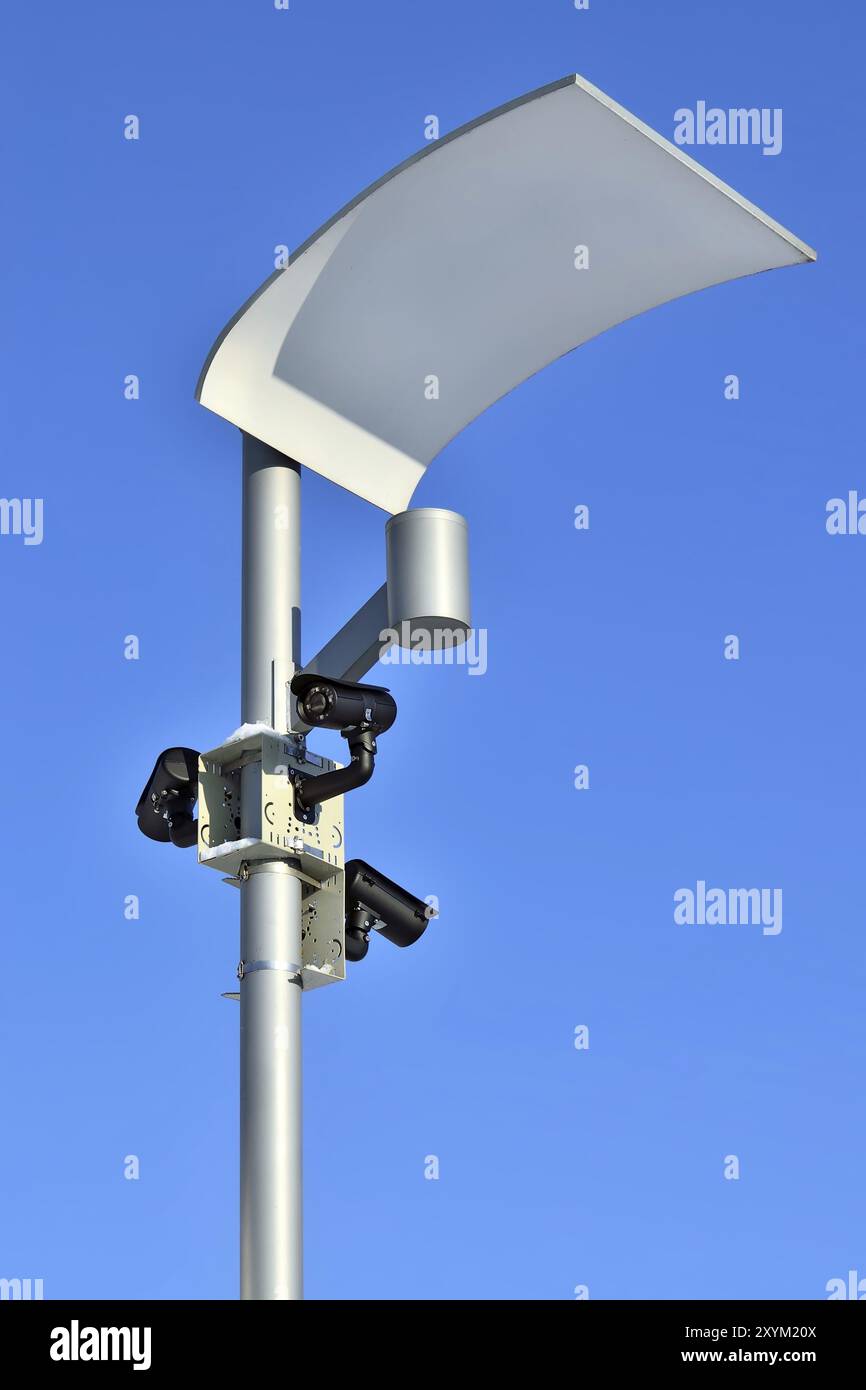 Le telecamere di sorveglianza e di moderne attrezzature di illuminazione sul lampione Foto Stock