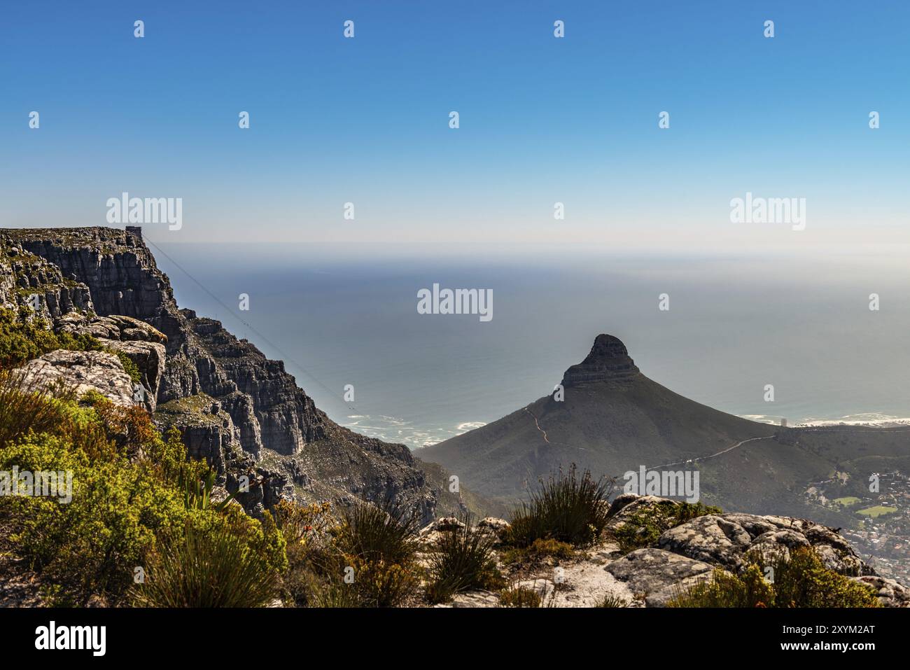 Vista di Città del Capo dalla Table Mountain durante la stagione invernale Foto Stock