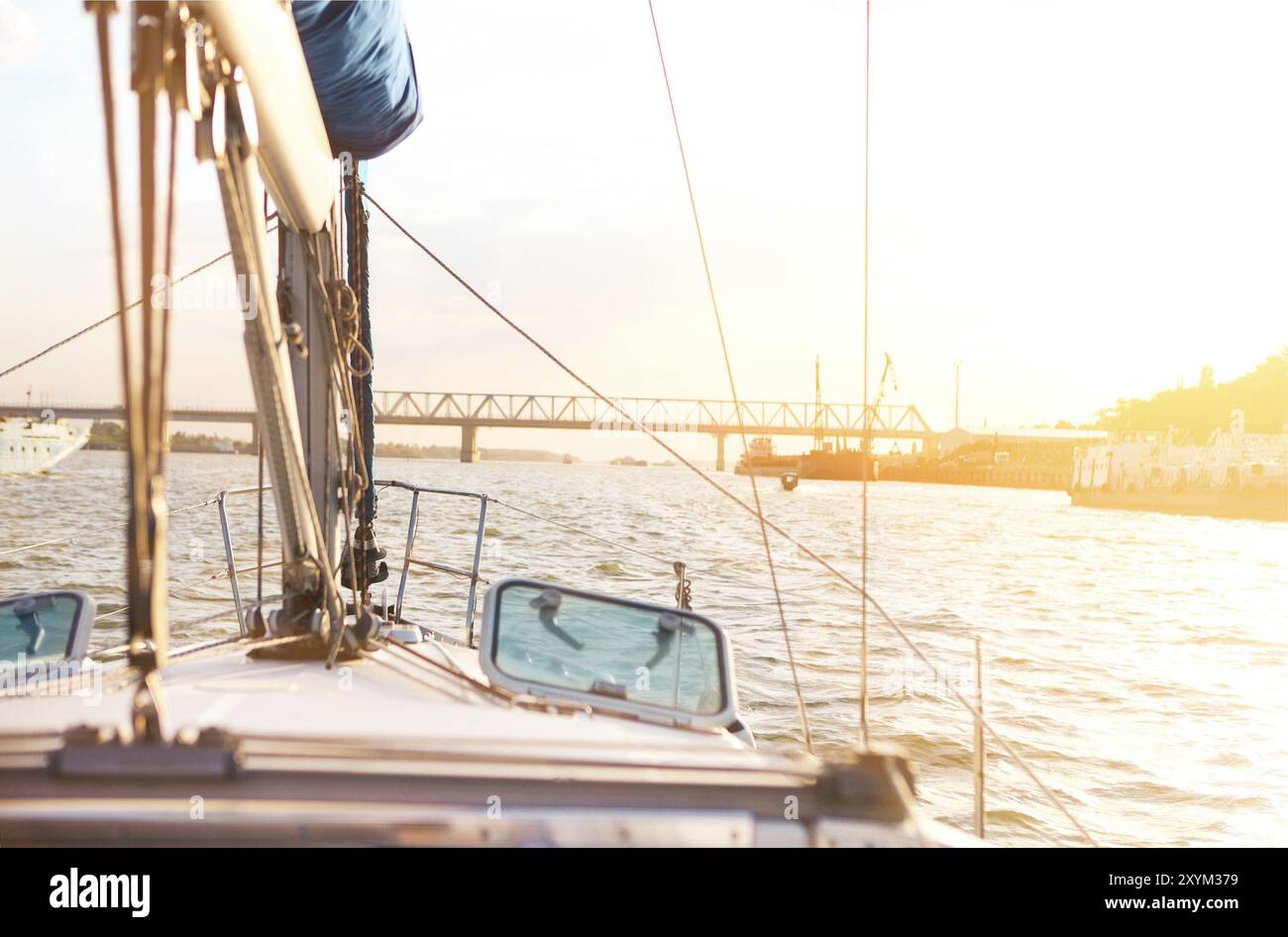 Barca a vela parti dettagliate. Concetto di yachting. Profondità di campo Foto Stock