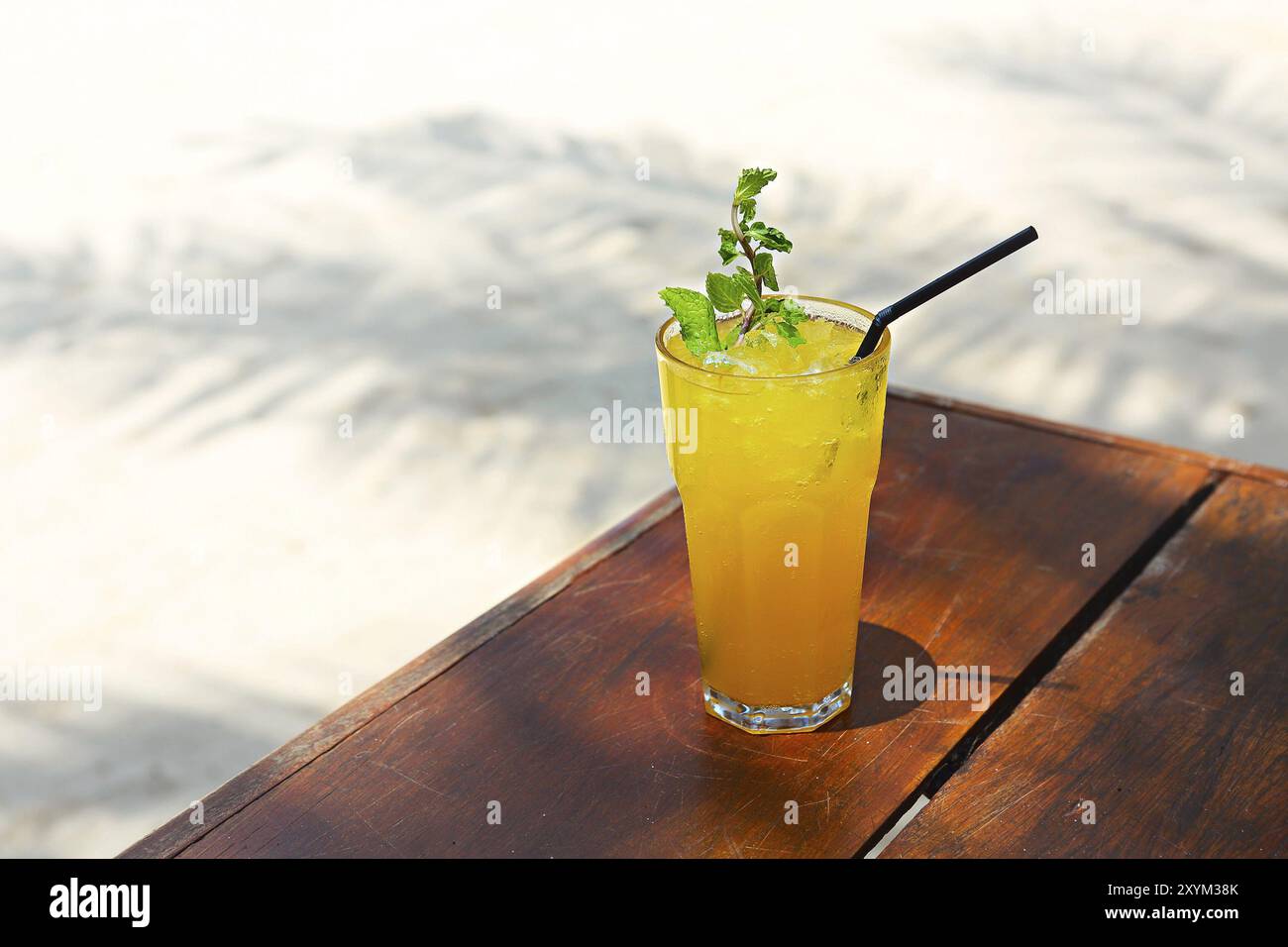 Cocktail Mai Tai con rum leggero, rum scuro, Orange Curacao, sciroppo di mandorla, calce, i cubetti di ghiaccio, ananas e menta. Vacanze estive Foto Stock
