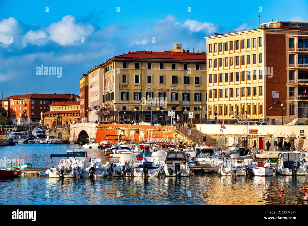 Vista sugli scali Adriano Novi Lena e Porto Turistico, Livorno, Italia Foto Stock