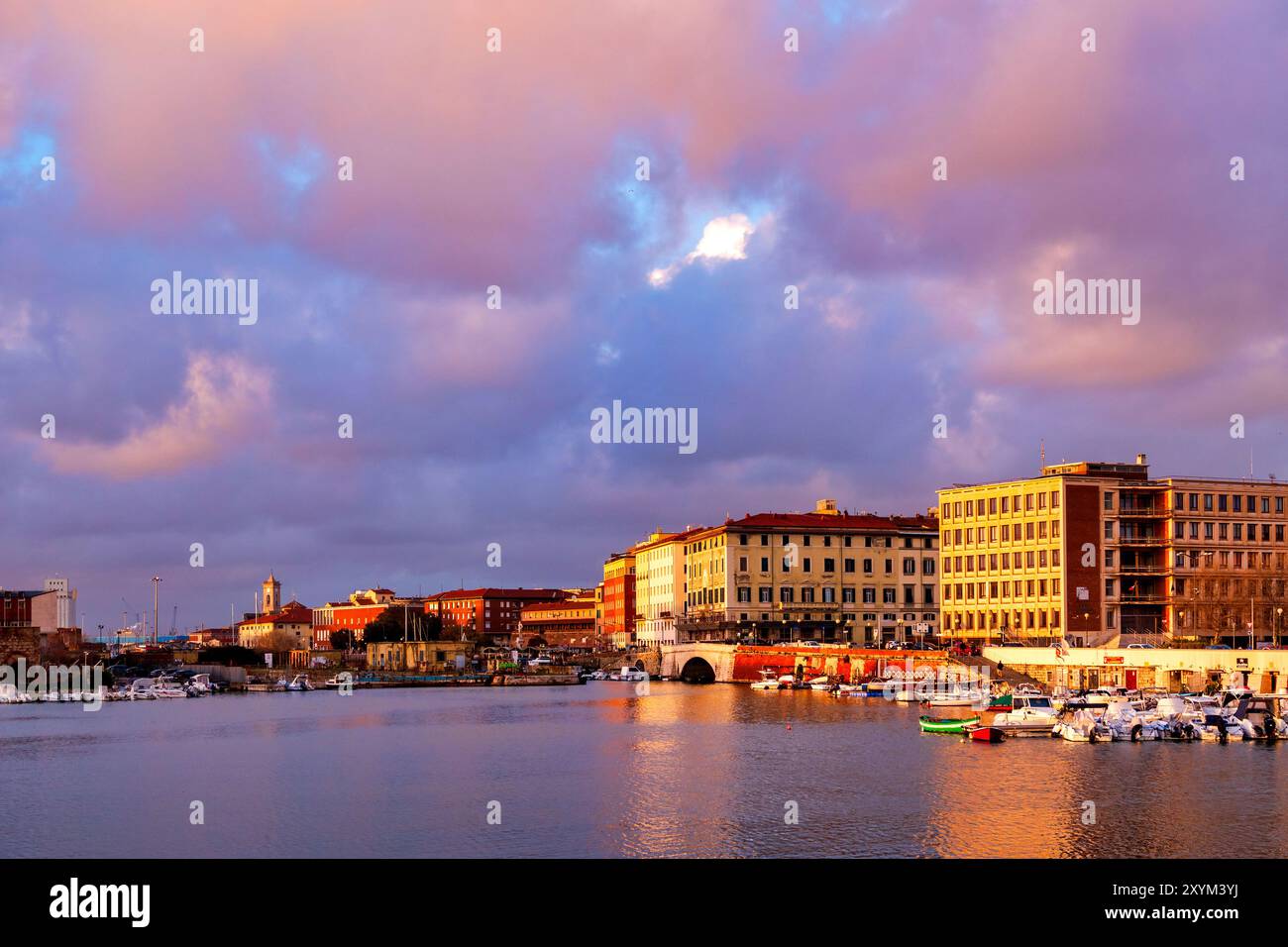 Vista sugli scali Adriano Novi Lena e Porto Turistico, Livorno, Italia Foto Stock