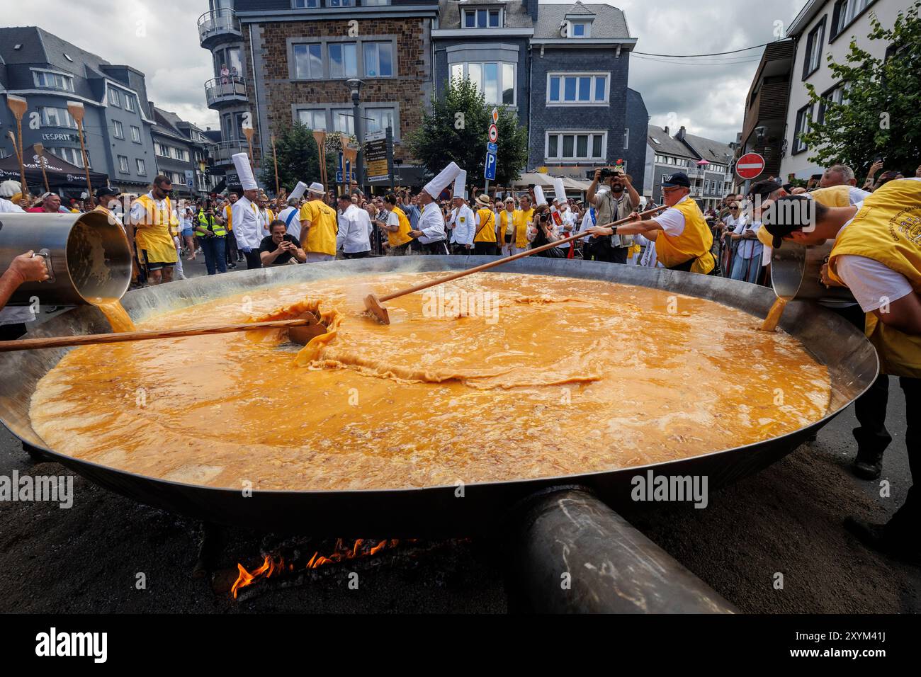 Cucina di una frittata di 10,000 uova della Confrérie Mondiale des Chevaliers de l'Omelette Géante a Place de Rome, Malmedy, Eastbelgium, Vallonia, Belgi Foto Stock