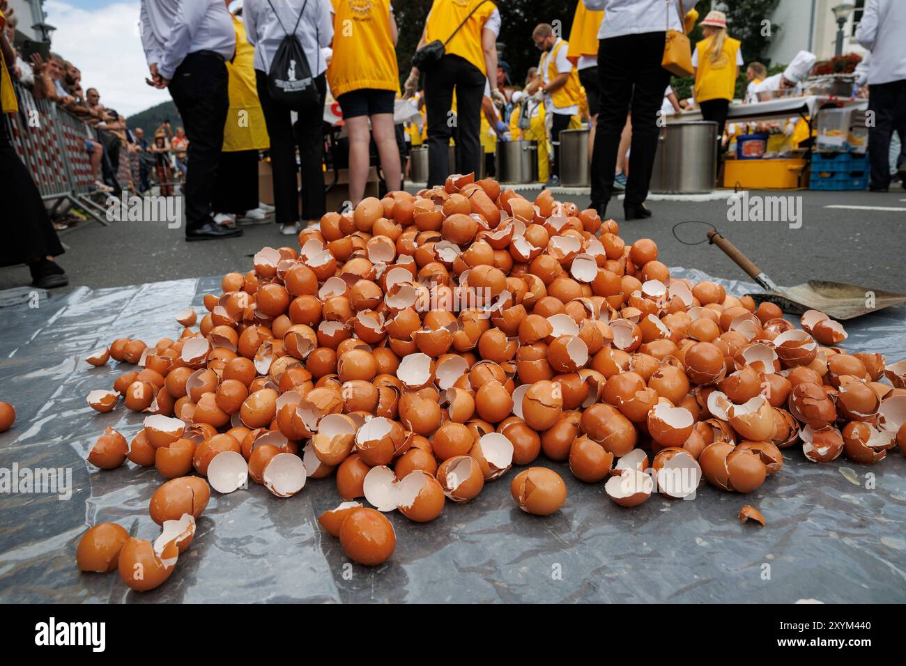 Preparazione per la cottura di una frittata di 10,000 uova della Confrérie Mondiale des Chevaliers de l'Omelette Géante a Place de Rome, Malmedy, Eastbelgiu Foto Stock