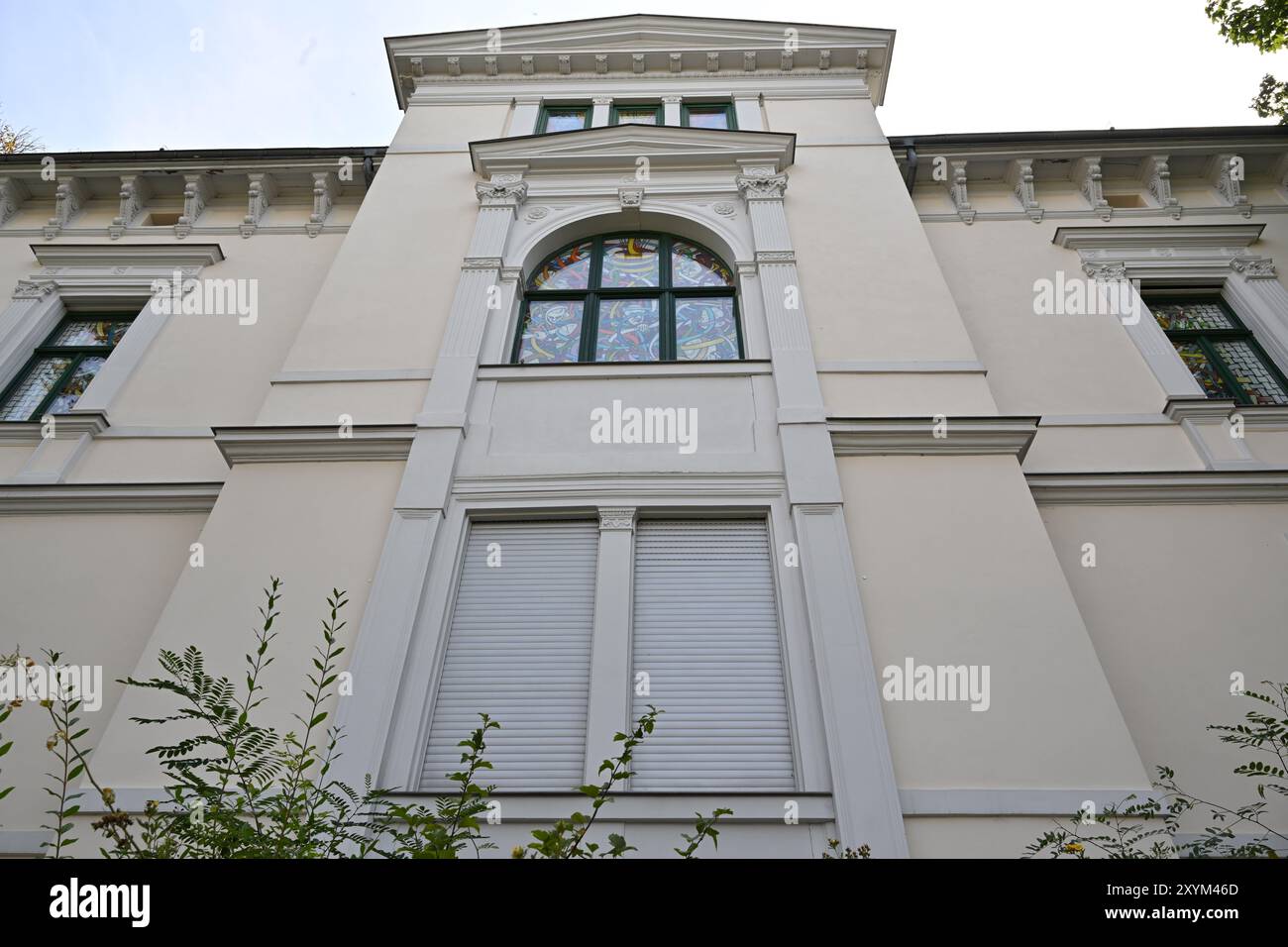 Apolda, Germania. 30 agosto 2024. Kunsthaus Apolda Avantgarde. Dal 1° settembre al 15 dicembre, la mostra "l'ombrello rosso". Love and Marriage by Carl Spitzweg' sarà in mostra qui dal 1° settembre al 15 dicembre. La mostra presenta quasi 80 dipinti, acquerelli, disegni e stampe del pittore tedesco Carl Spitzweg (1808-1885) tra il 1835 e il 1880. Crediti: Martin Schutt/dpa/Alamy Live News Foto Stock