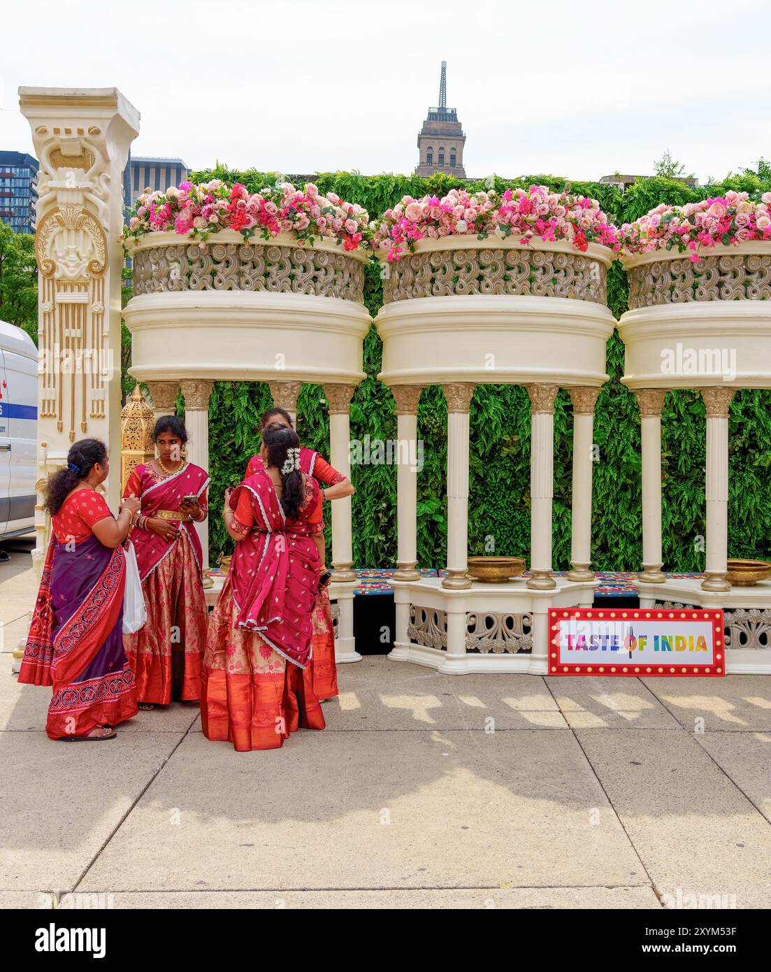 Un gruppo di donne in abbigliamento indiano a Nathan Phillips Square, durante il festival tradizionale Taste of India. Foto Stock