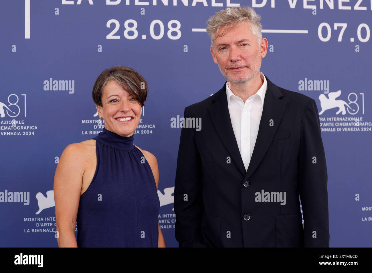 Alice Webb e Kevin Macdonald beim Photocall zum Dokumentarfilm uno a uno: John & Yoko auf der Biennale di Venezia 2024 / 81. Internationale Filmfestspiele von Venedig in Palazzo del Casinò. Venedig, 30.08.2024 **** Alice Webb e Kevin Macdonald al photocall per il documentario One to One John Yoko alla Biennale di Venezia 2024 81 Mostra Internazionale del Cinema di Venezia al Palazzo del Casinò di Venezia, 30 08 2024 foto:xD.xBedrosianx/xFuturexImagex One 4806 Foto Stock