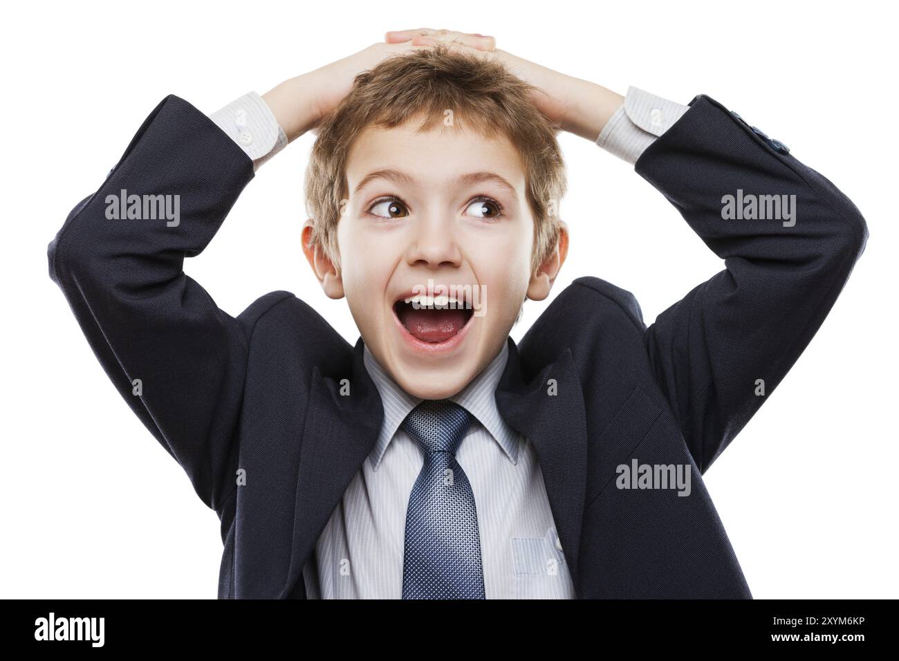 Bambino stupito o sorpreso in un abito da lavoro che tiene i peli sulla testa bianchi isolati Foto Stock