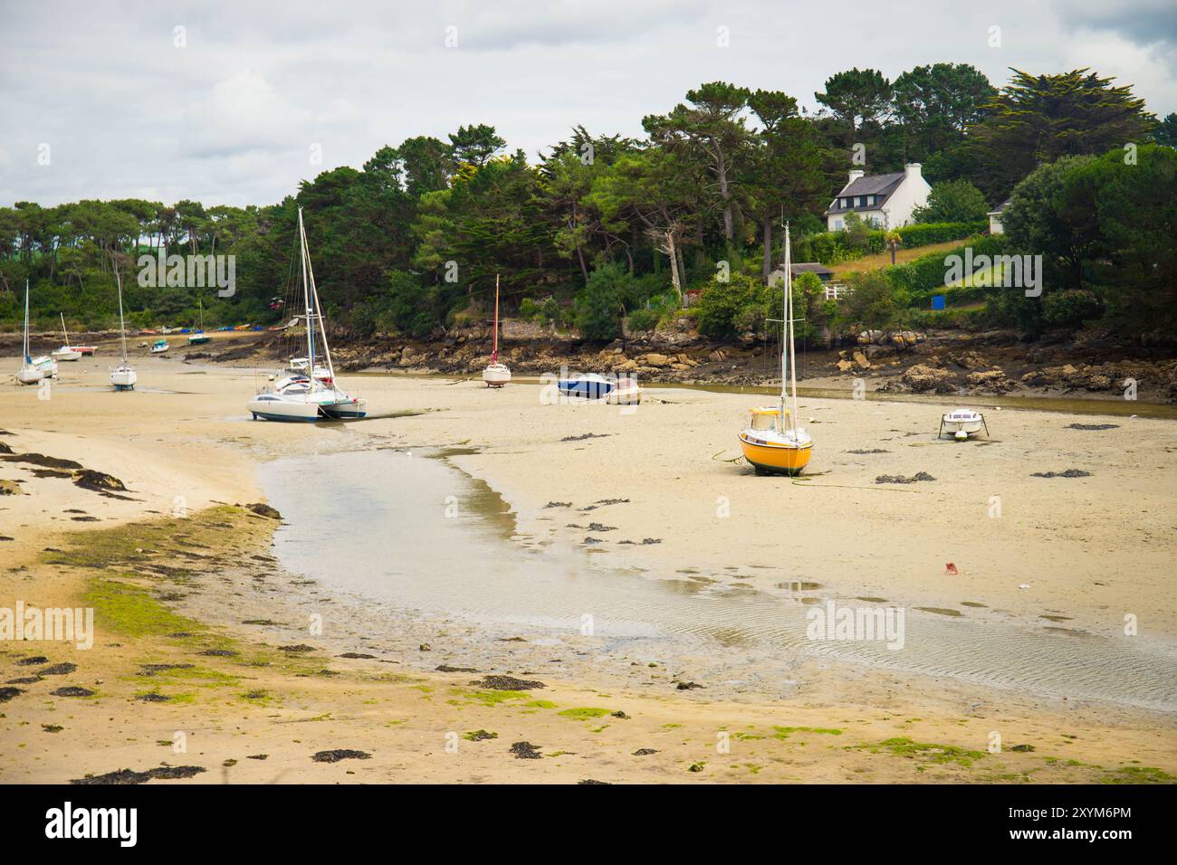 Vista di Plage de la Minaouet durante la bassa marea, con barche a terra. Finistere, Bretagna, Francia. Foto Stock