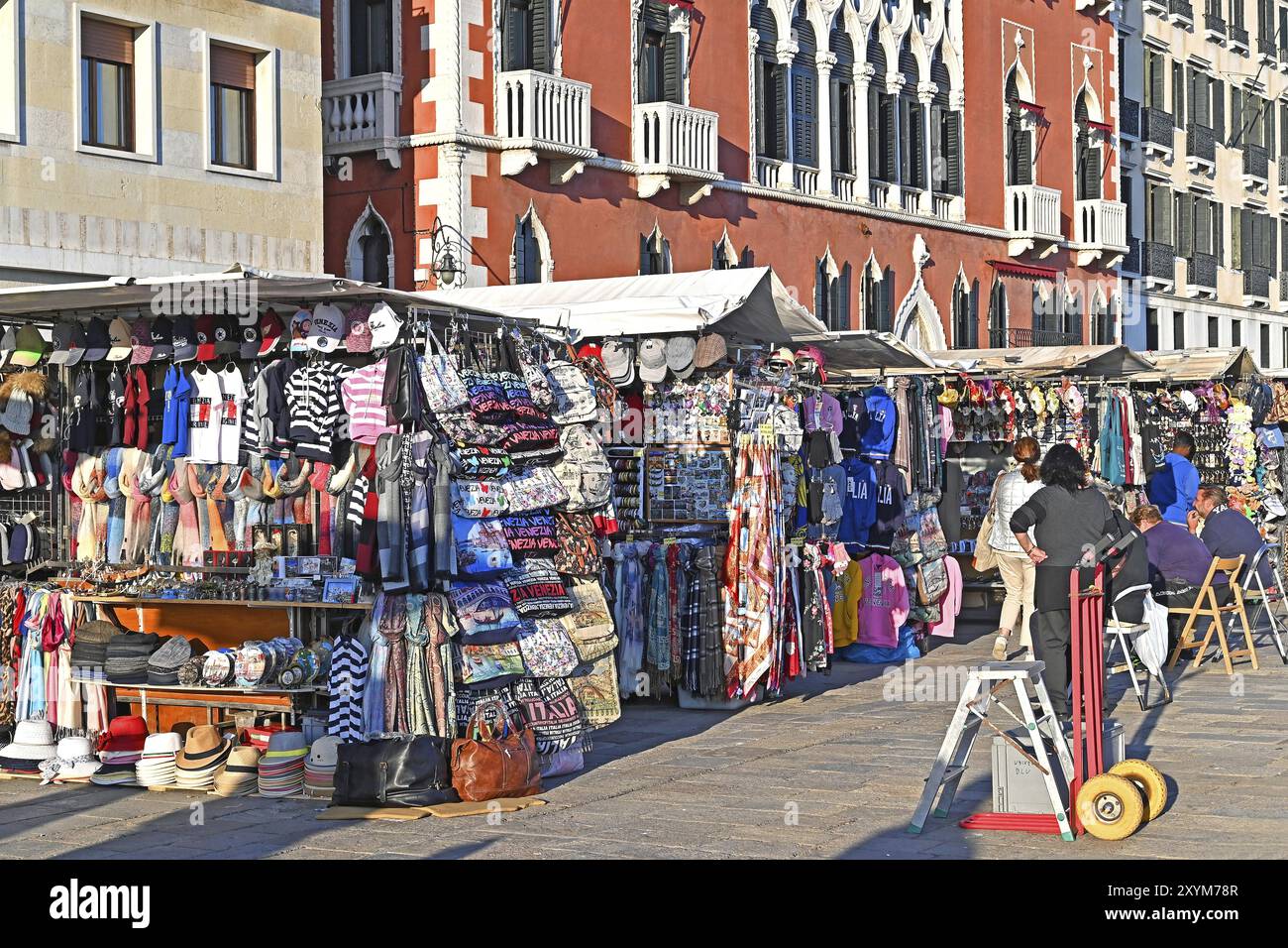 Tutto per i turisti sulla Riva degli Schiavoni Foto Stock