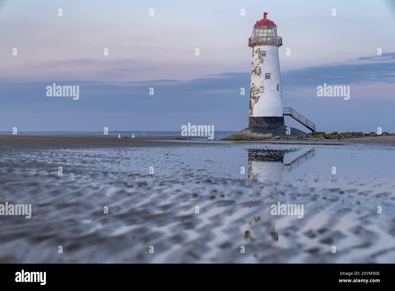 Serata di nuvole a punto di Ayr Lighthouse vicino a Talacre, Flintshire, Wales, Regno Unito Foto Stock
