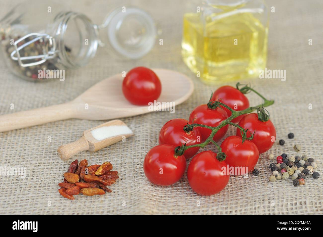 Pomodoro ciliegino con spezie diverse Foto Stock