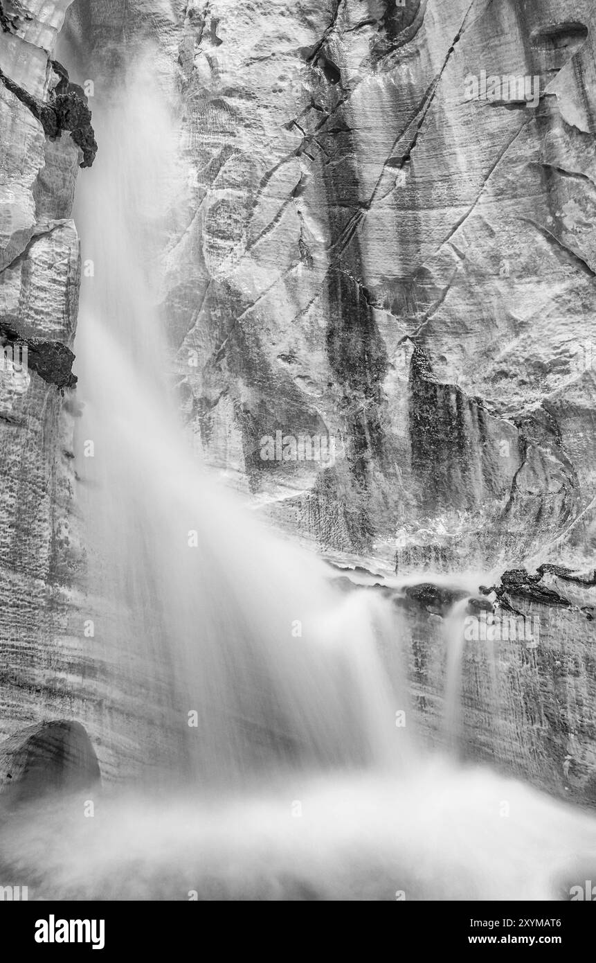 Cascata nella grotta calcarea Trollkirka (Trollkyrkja, tedesco: Troll Church), Moere e Romsdal Fylke, Norvegia, settembre 2011, Europa Foto Stock
