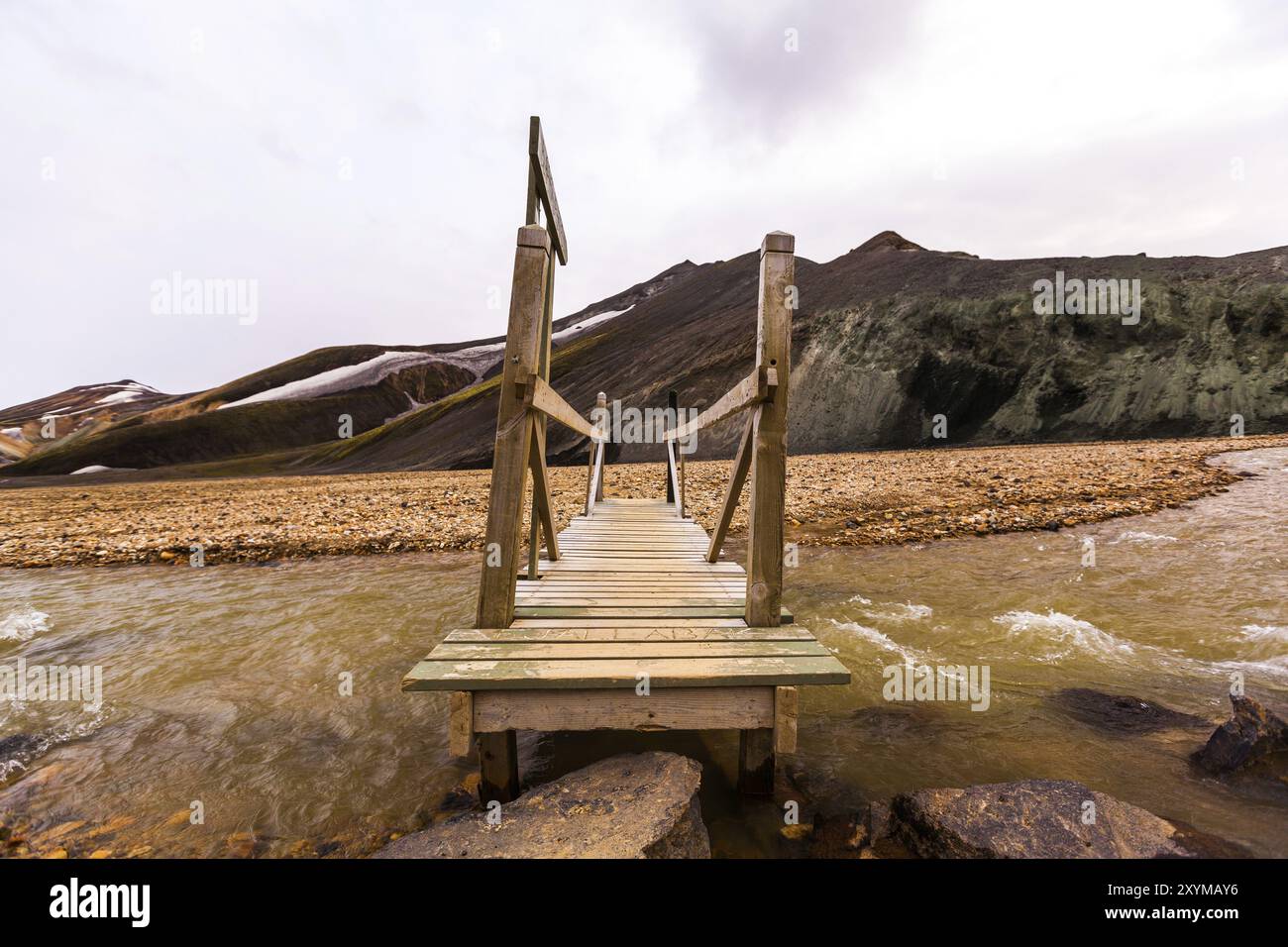 Piccolo ponte di legno che conduce su un piccolo torrente a Landmannalaugar in Islanda Foto Stock Piccolo ponte di legno che conduce su un piccolo torrente a Landmannalaugar in Islanda Foto Stock