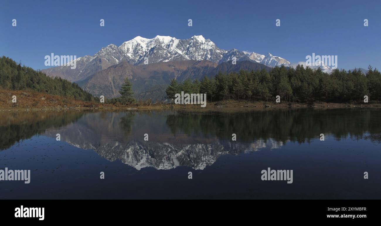 Idilliaco lago Sekong e Nilgiri, Nepal, Asia Foto Stock