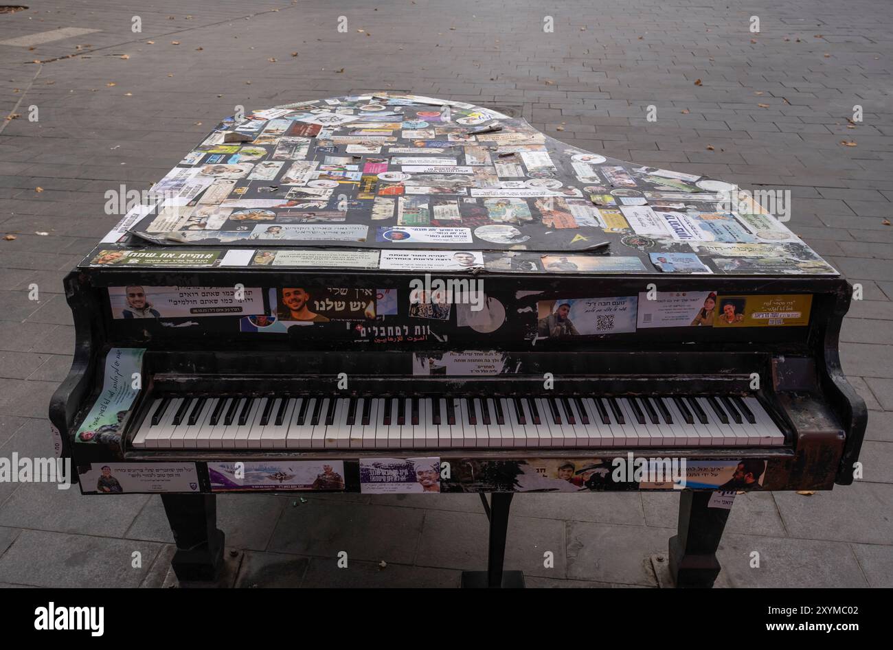 Un pianoforte in Piazza Zion di Gerusalemme con adesivi commemorativi che commemorano i soldati IDF uccisi nella guerra israeliana a Gaza e ter­ror vic­tims dopo Octo­ber 7 Foto Stock