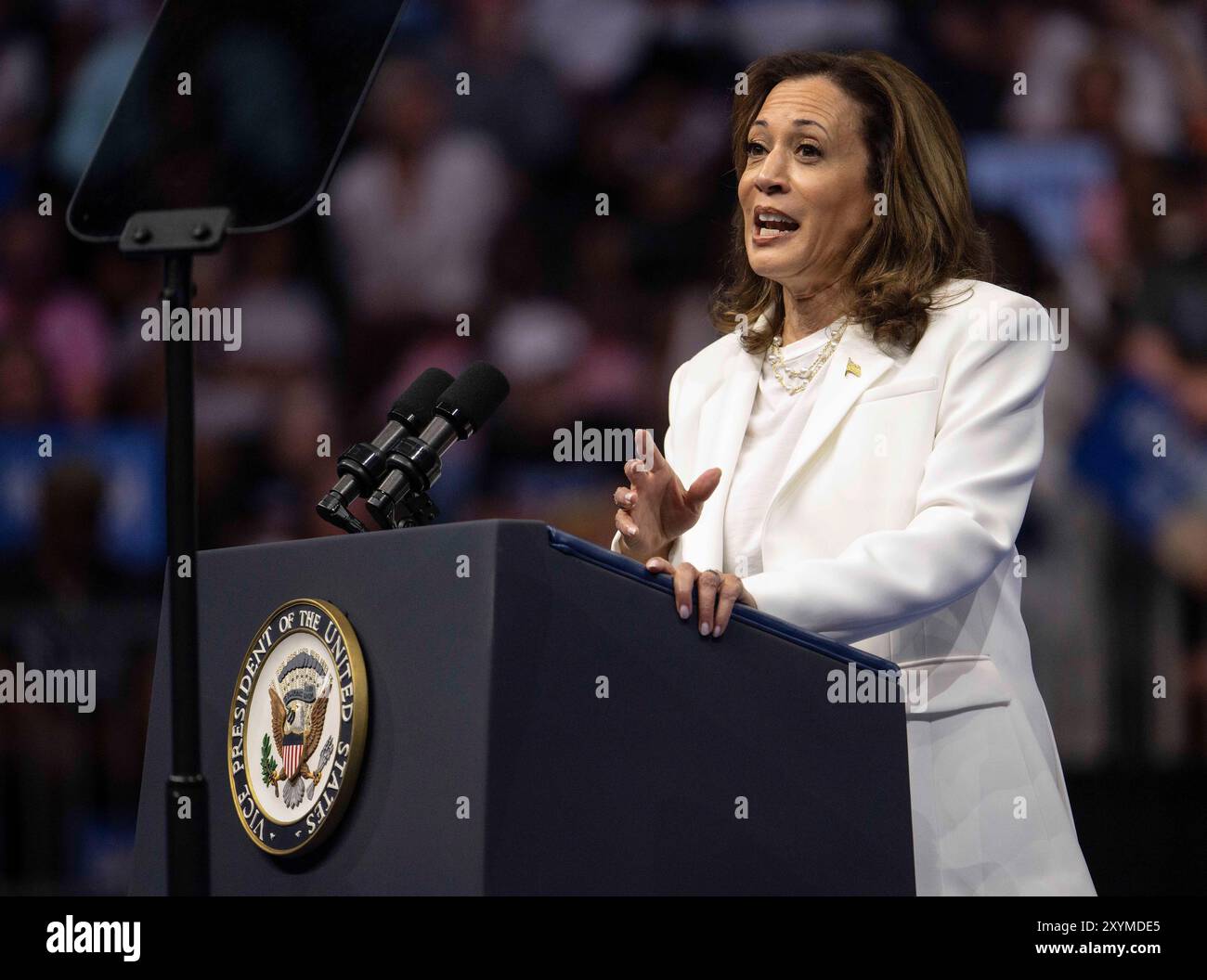 Savannah, Georgia, U.S.A. 29 agosto 2024. Dopo un tour di due giorni in autobus attraverso la Georgia meridionale, il vicepresidente KAMALA HARRIS tiene una manifestazione alla Enmarket Arena (Credit Image: © Brian Cahn/ZUMA Press Wire) SOLO PER USO EDITORIALE! Non per USO commerciale! Foto Stock