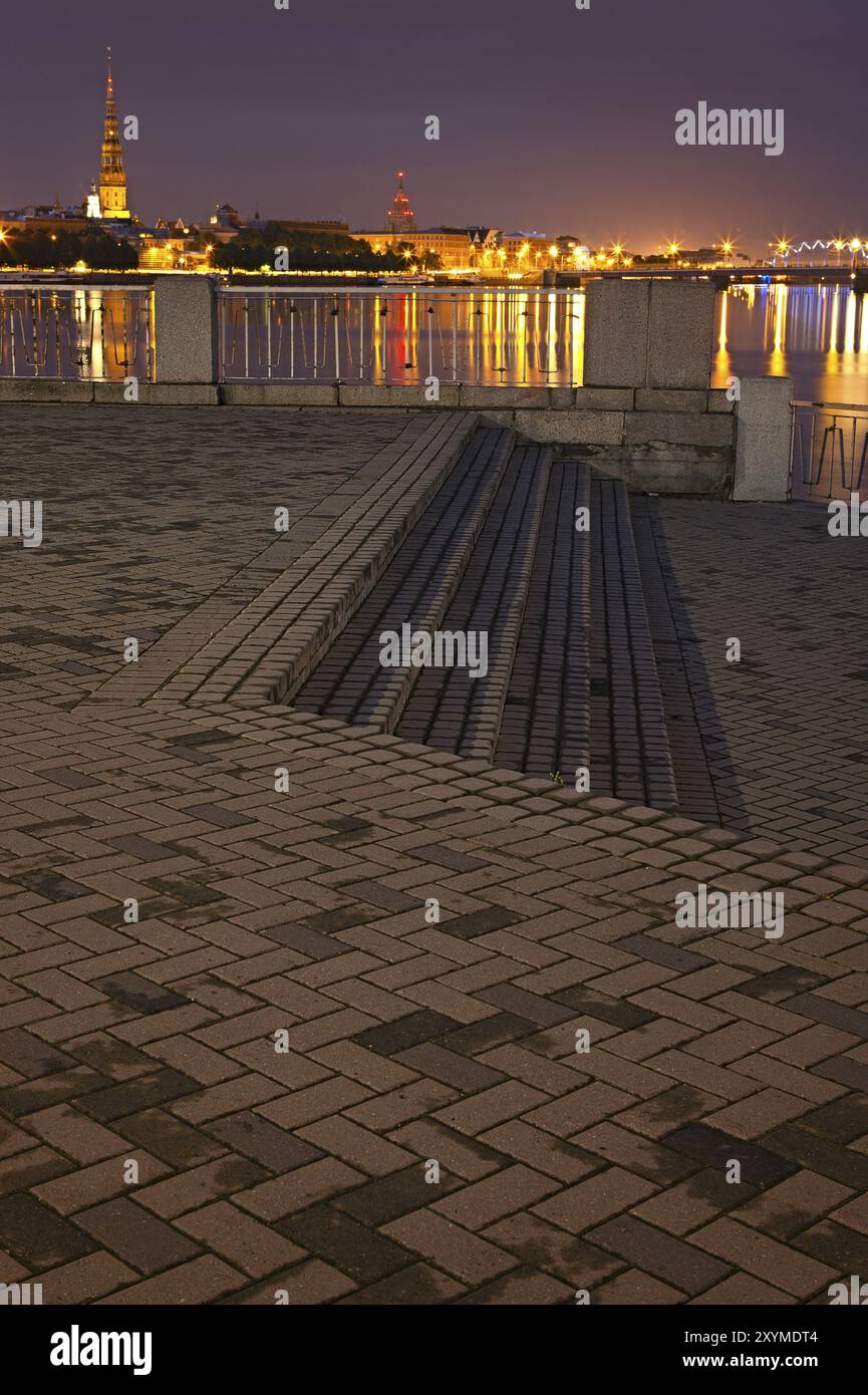 Notte cityscape di Riga. Lettonia Foto Stock