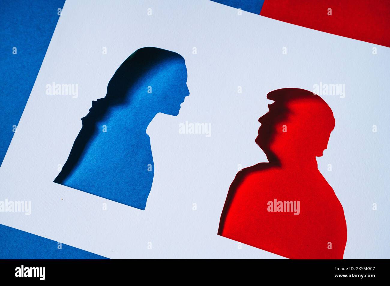 NEW YORK, USA, 30 AGOSTO 2024: Repubblicano vs. Democratico rivalità catturato: Kamala Harris e Donald Trump Papercut silhouette alle elezioni presidenziali Foto Stock