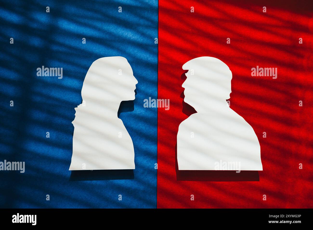 NEW YORK, USA, 30 AGOSTO 2024: Kamala Harris and Donald Trump: Papercut silhouette raffiguranti la rivalità politica nell'Ele presidenziale degli Stati Uniti del 2024 Foto Stock