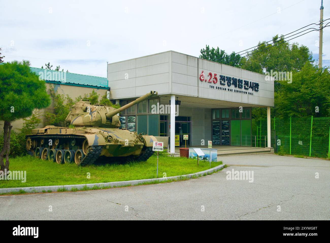 Contea di Goseong, Corea del Sud - 28 luglio 2024: L'ingresso al War Experience Exhibition Hall del 6,25 presenta un carro armato militare conservato, che offre vi Foto Stock