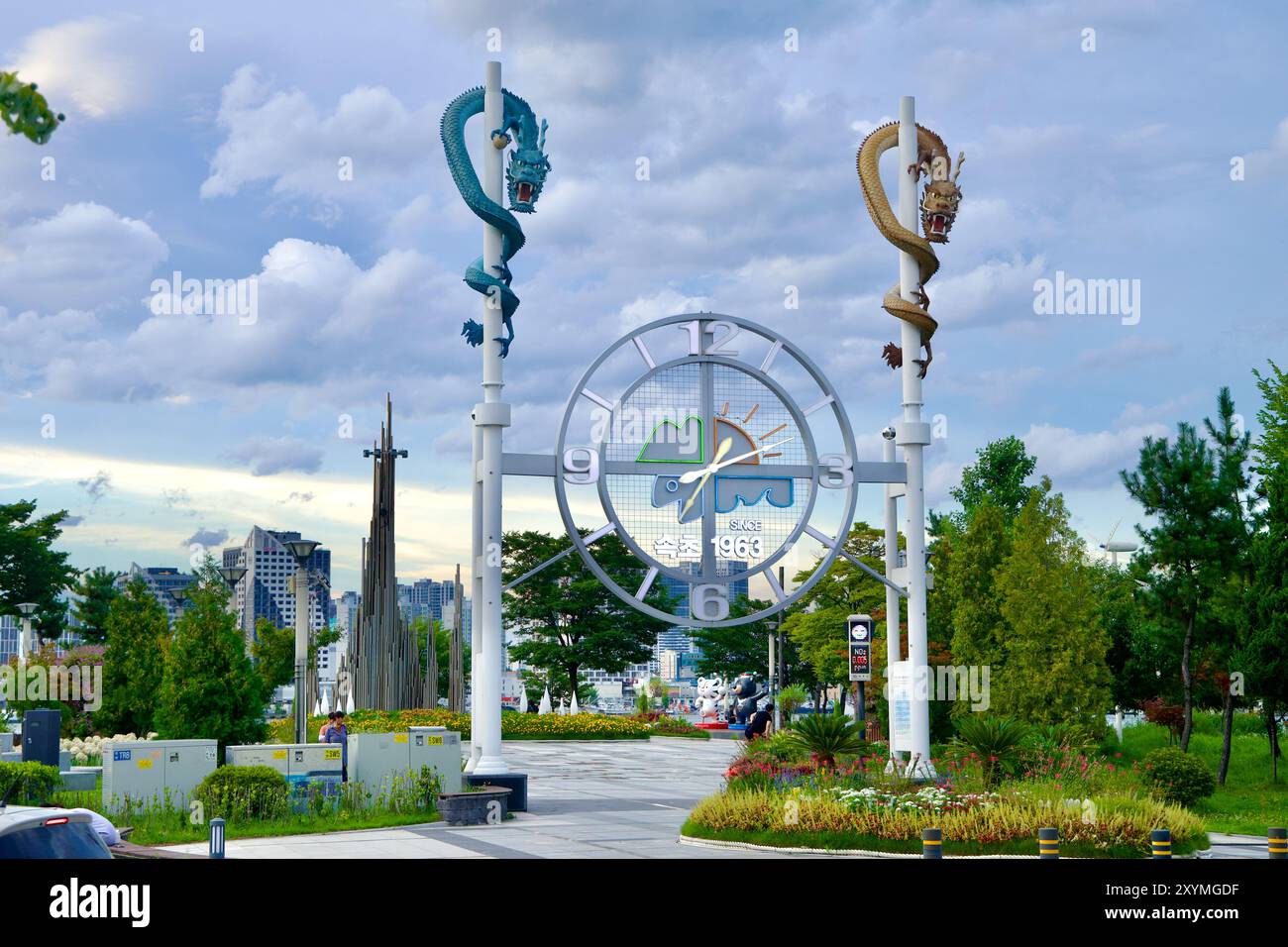 Sokcho, Corea del Sud - 28 luglio 2024: L'ingresso al parco divertimenti del lago Cheongcho presenta un grande orologio fiancheggiato da uno scultore di draghi dorato e blu Foto Stock