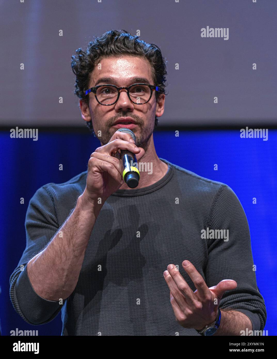 Bonn, Germania, 8 giugno 2019: Steven Strait (*1986, attore e modello americano, The Expanse) parla delle sue esperienze in The Expanse al FedCon 28, Euro Foto Stock