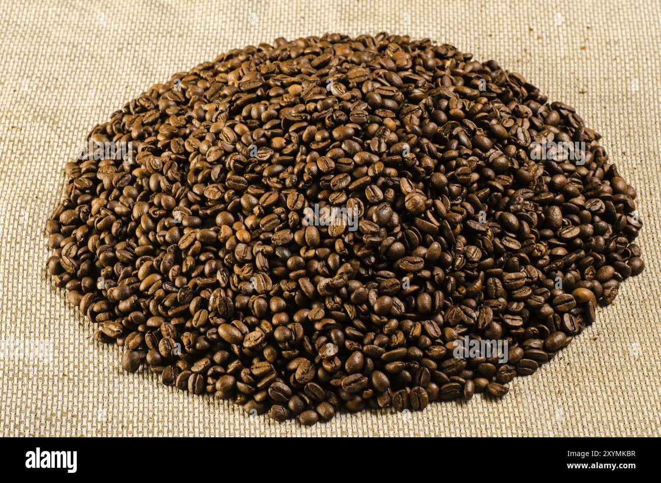 Mucchio di chicchi di caffè su tessuto in bavero Foto Stock