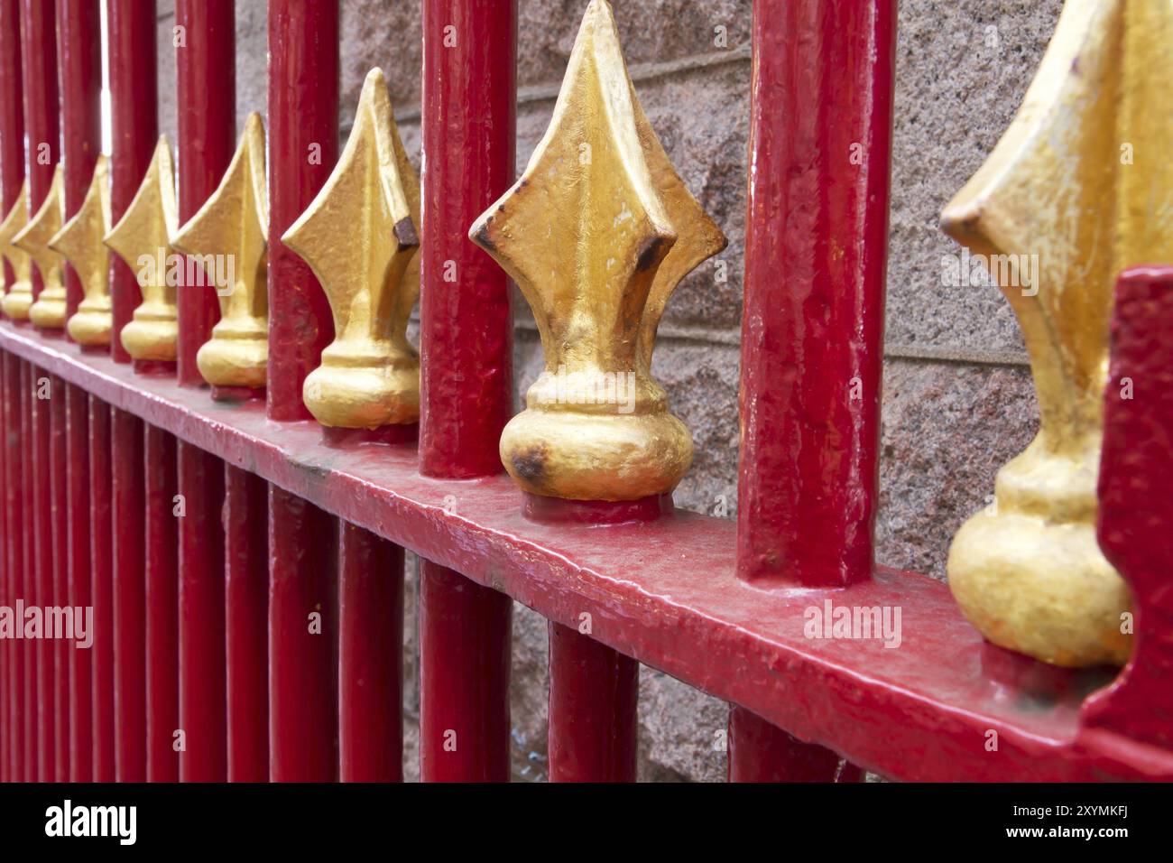 Recinzione in ferro battuto con punte Foto Stock