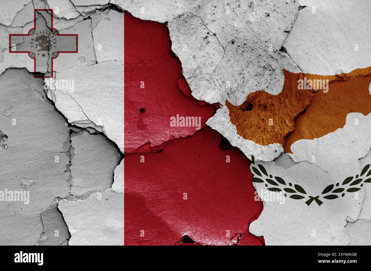 Bandiere di Malta e Cipro dipinte su un muro incrinato Foto Stock