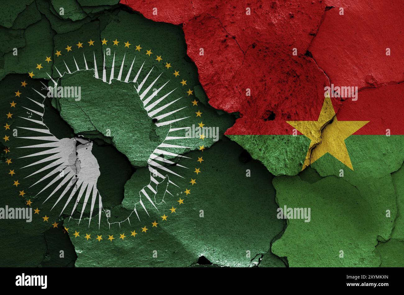 Bandiere dell'Unione Africana e del Burkina Faso dipinte su un muro incrinato Foto Stock