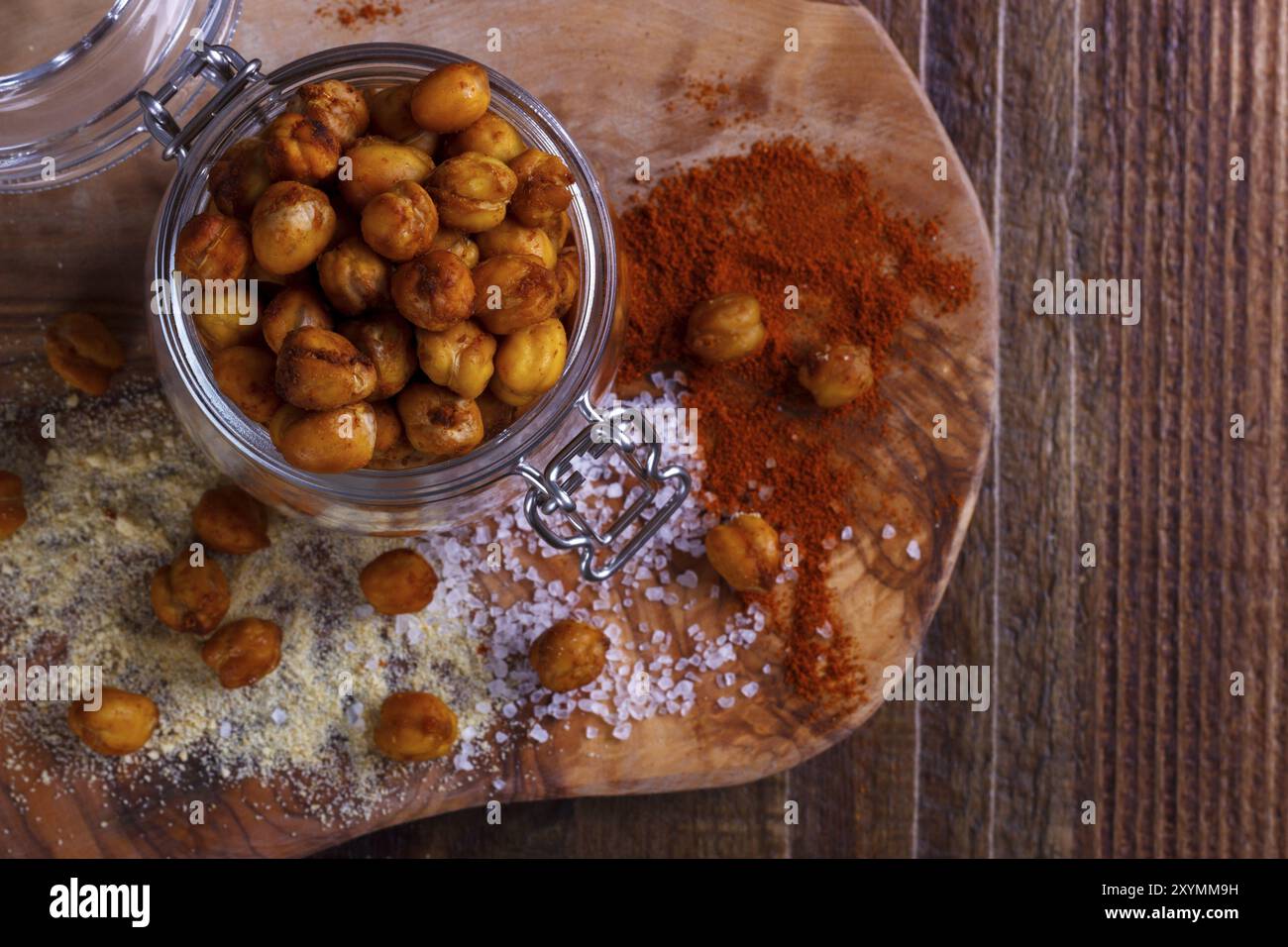 Ceci piccanti arrostiti con sale, aglio e paprika su fondo rustico Foto Stock