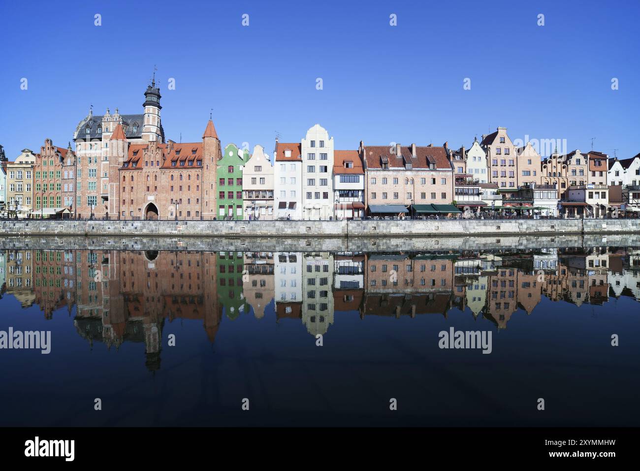 La città di Gdansk e vista sul fiume in Polonia, Città Vecchia skyline con la riflessione in acqua Foto Stock