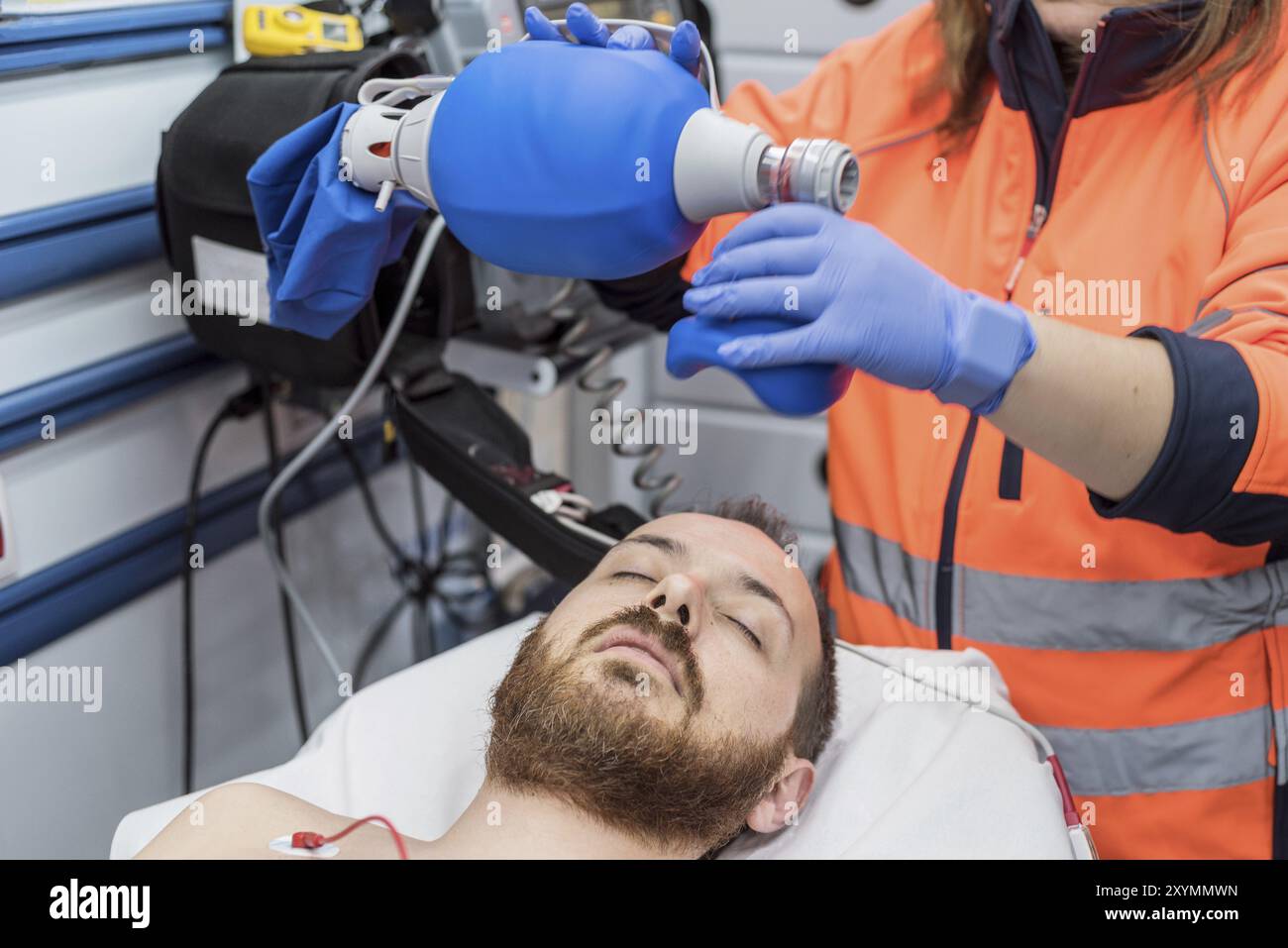 Covid-19 insufficienza respiratoria. Medico d'urgenza usando maschera Ambu sacco su un paziente con polmonite a causa di infezione da Coronavirus, per ventilazione artificiale Foto Stock