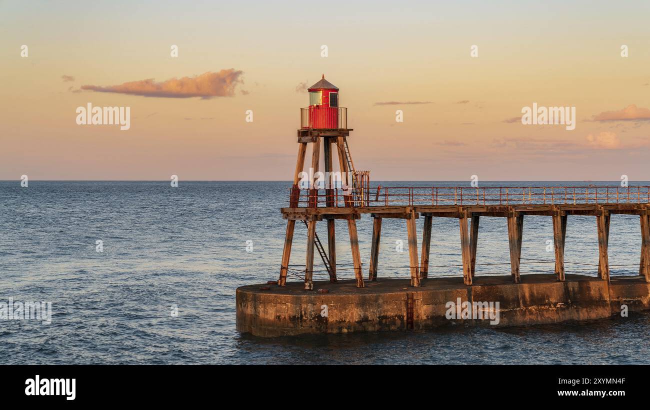 Whitby, North Yorkshire, Inghilterra, Regno Unito, East Pier, vista dal West Pier Foto Stock