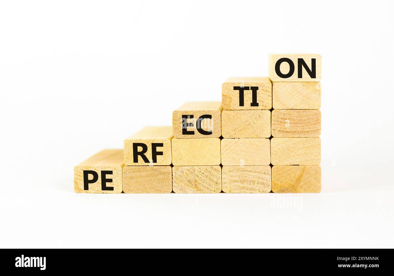 Simbolo della perfezione. Parola concettuale "perfezione" su bellissimi blocchi di legno. Splendido sfondo bianco. Concetto di perfezione aziendale. Copia spazio. Foto Stock