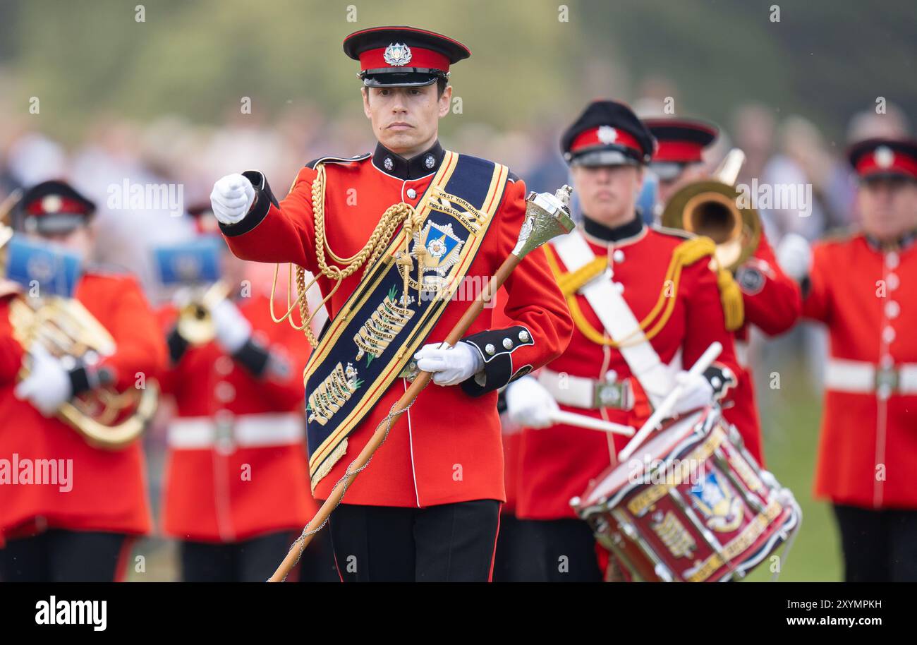 Membri della West Yorkshire Fire & Rescue Service Band a Chatsworth House a Bakewell, Derbyshire, durante la Chatsworth Country Fair. Data foto: Venerdì 30 agosto 2024. Foto Stock