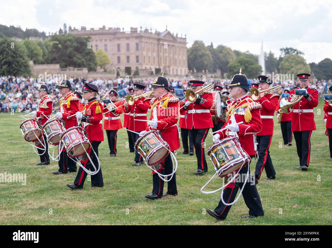 Membri della West Yorkshire Fire & Rescue Service Band a Chatsworth House a Bakewell, Derbyshire, durante la Chatsworth Country Fair. Data foto: Venerdì 30 agosto 2024. Foto Stock