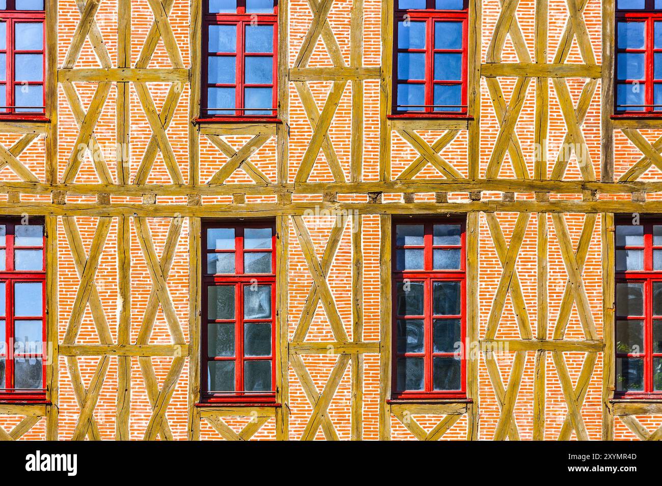 Tradizionale edificio ristrutturato con cornici in legno e mattoni - Tours, Indre-et-Loire (37), Francia. Foto Stock