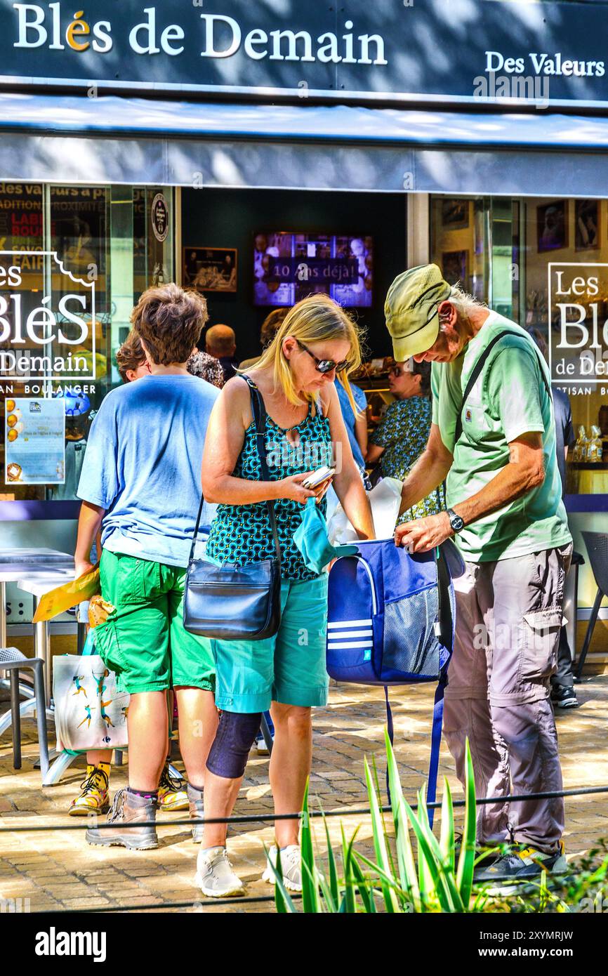 Coppia all'aperto boulangerie che mette il pane nella borsa della spesa - Tours, Indre-et-Loire (37), Francia. Foto Stock