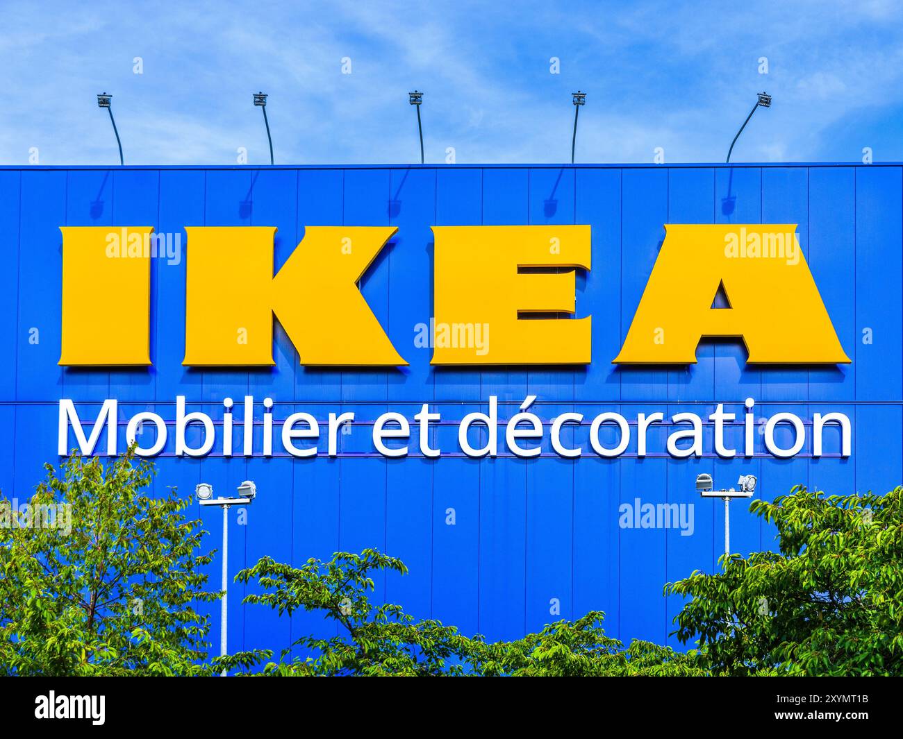 Esterno con logo aziendale del superstore svedese IKEA - Tours, Indre-et-Loire (37), Francia. Foto Stock