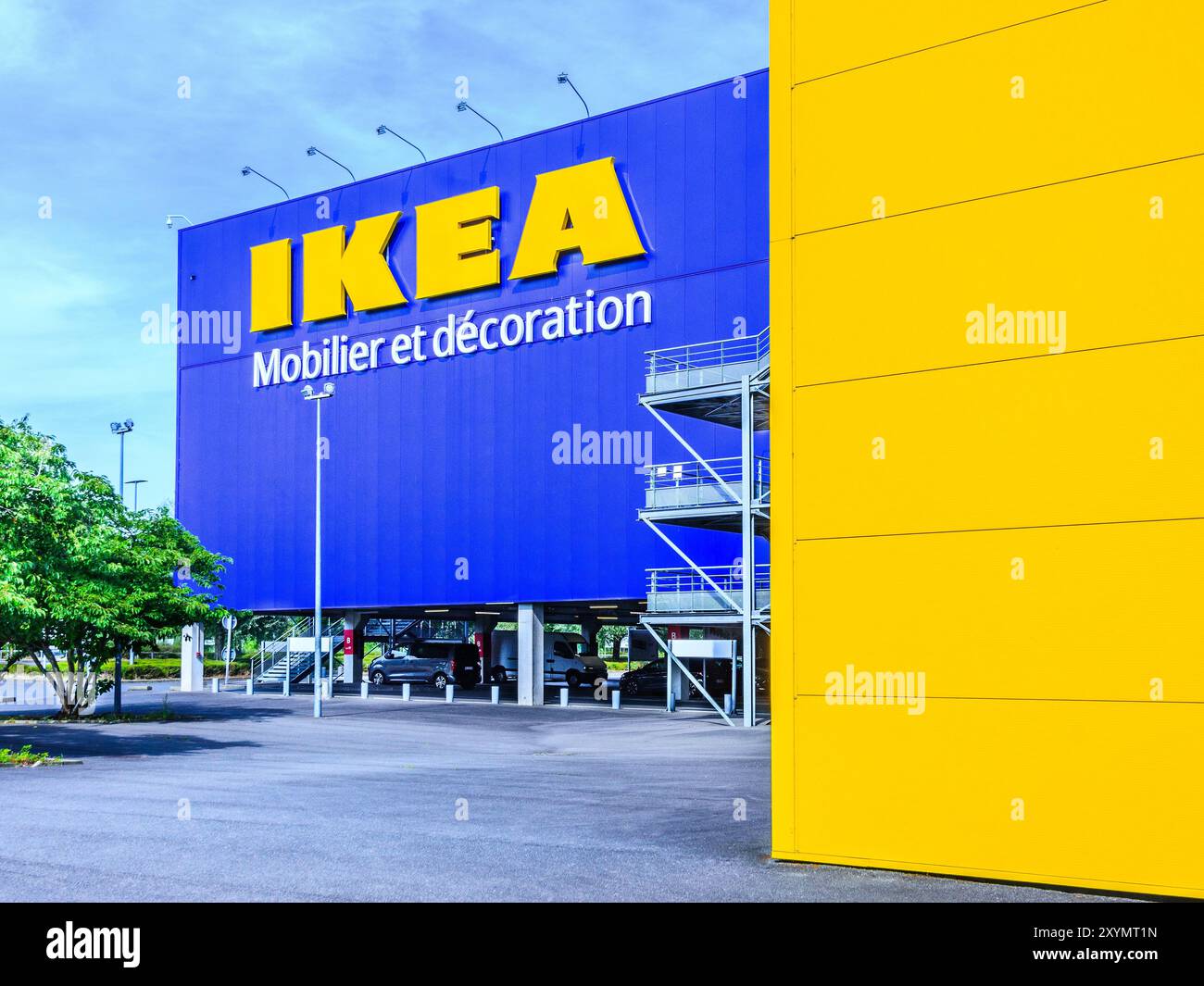 Esterno con logo aziendale del superstore svedese IKEA - Tours, Indre-et-Loire (37), Francia. Foto Stock