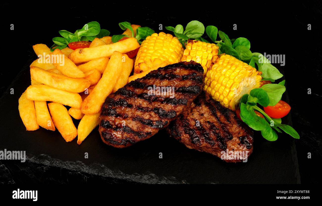 Bistecca alla griglia di manzo e patatine fritte con lattuga in foglia di agnello Foto Stock