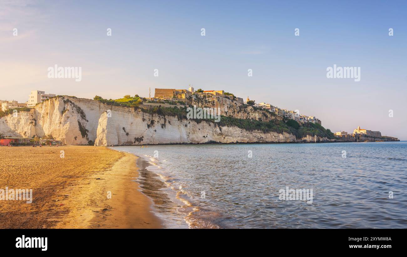 Vista del villaggio di Vieste e della roccia del Pizzomunno dalla spiaggia, dalla penisola del Gargano, dalla Puglia o dalla regione Puglia, dall'Italia, dall'Europa. Foto Stock