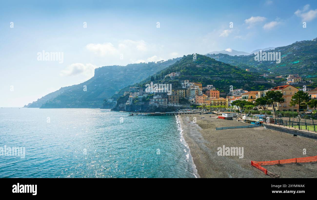 Minori sulla Costiera Amalfitana, vista panoramica sulla spiaggia. Provincia di Salerno, regione Campania, Italia, Europa Foto Stock