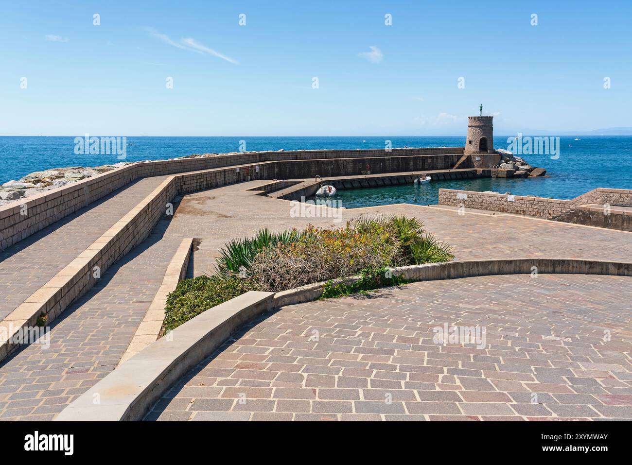 La piccola torre faro sulla frangiflutti di fronte alle spiagge del lungomare di Recco. Provincia di Genova, regione Liguria, Italia Foto Stock
