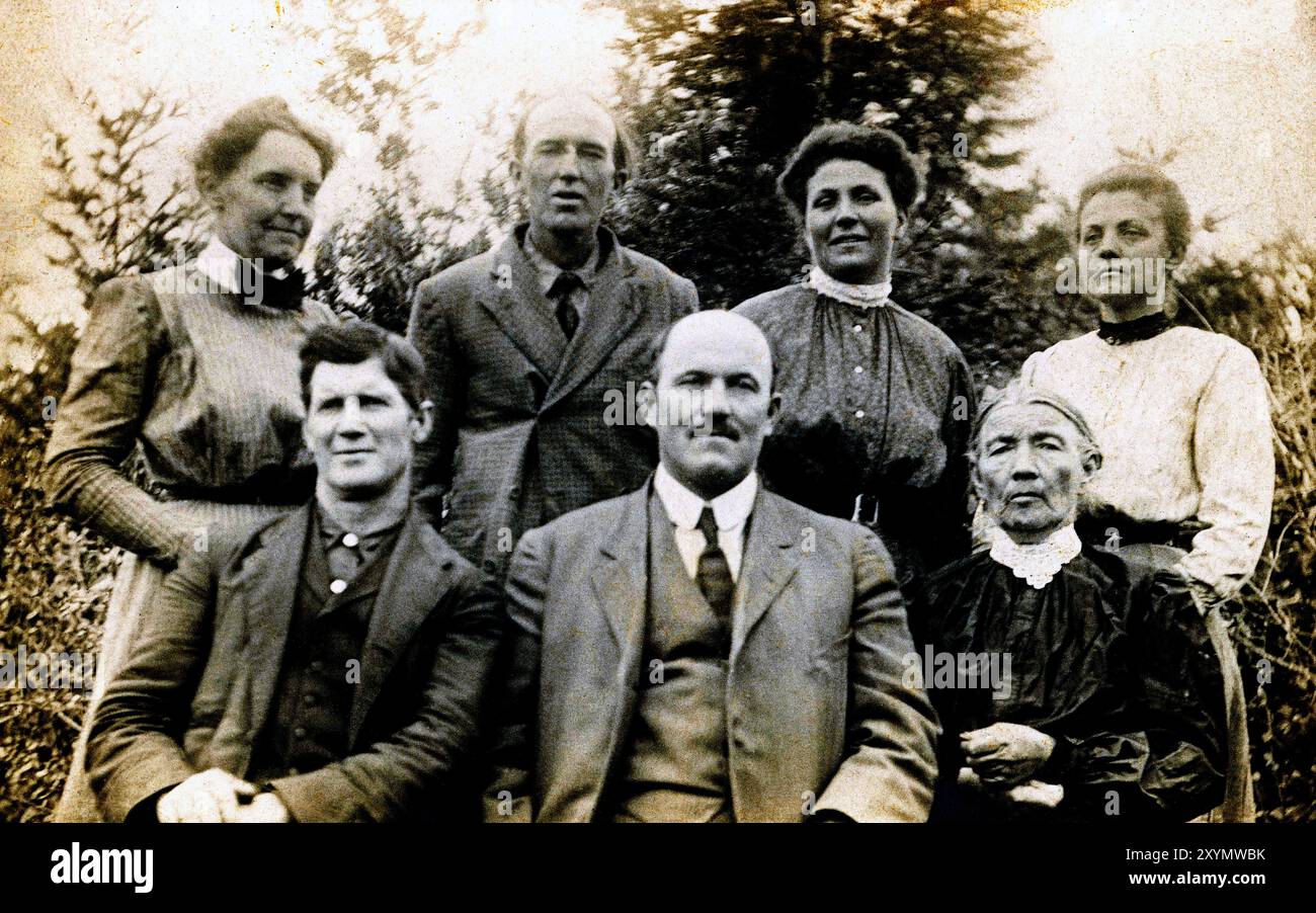 Ritratto di famiglia di 7 persone all'aperto, 1904-1920. Foto Stock