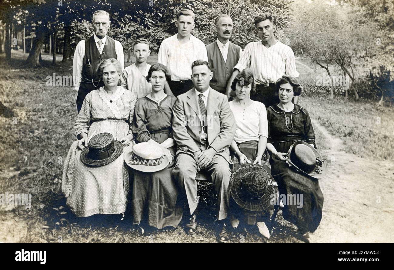 Un gruppo familiare di 10 persone, circa 1918-1930, Stati Uniti, che posa all'aperto per un ritratto. Foto Stock